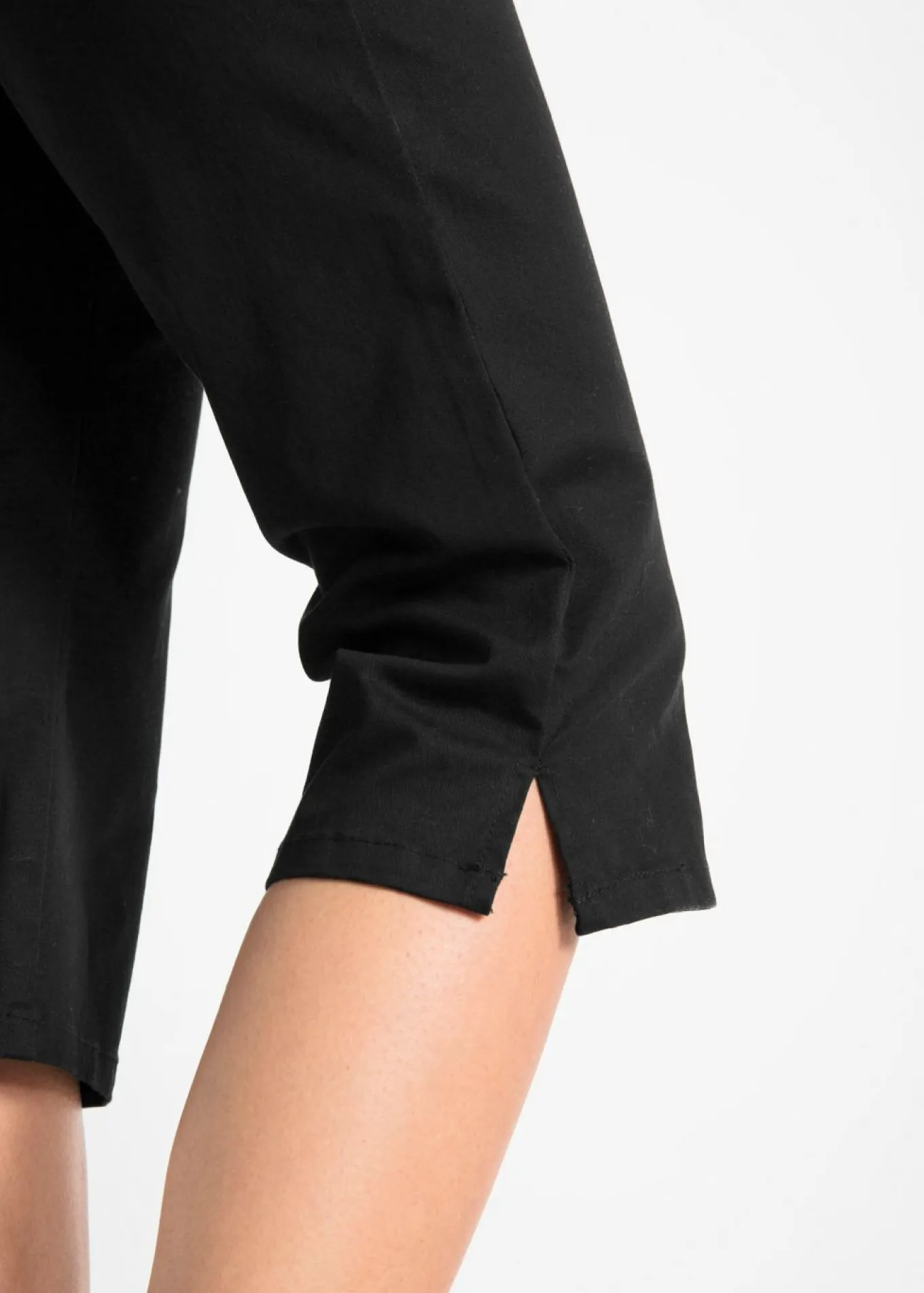 Pantalón capri de algodón con cintura cómoda y aberturas laterales