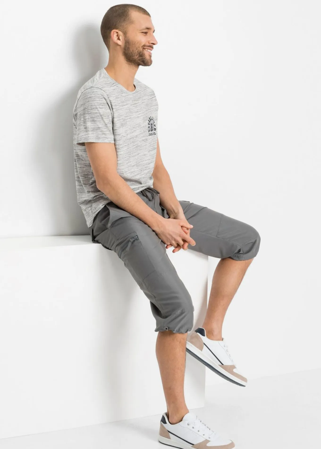 Pantalón capri de microfibra con corte regular