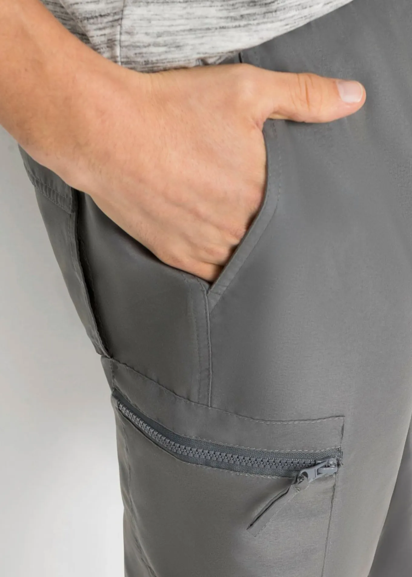 Pantalón capri de microfibra con corte regular