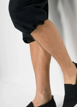 Pantalón capri de microfibra con corte regular