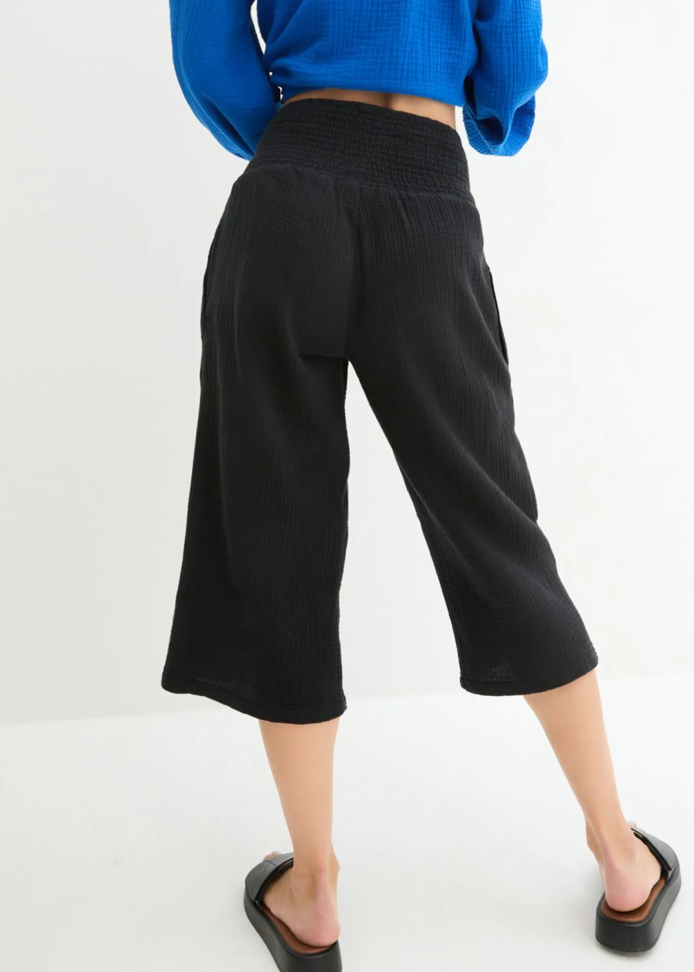 Pantalón capri de muselina suave