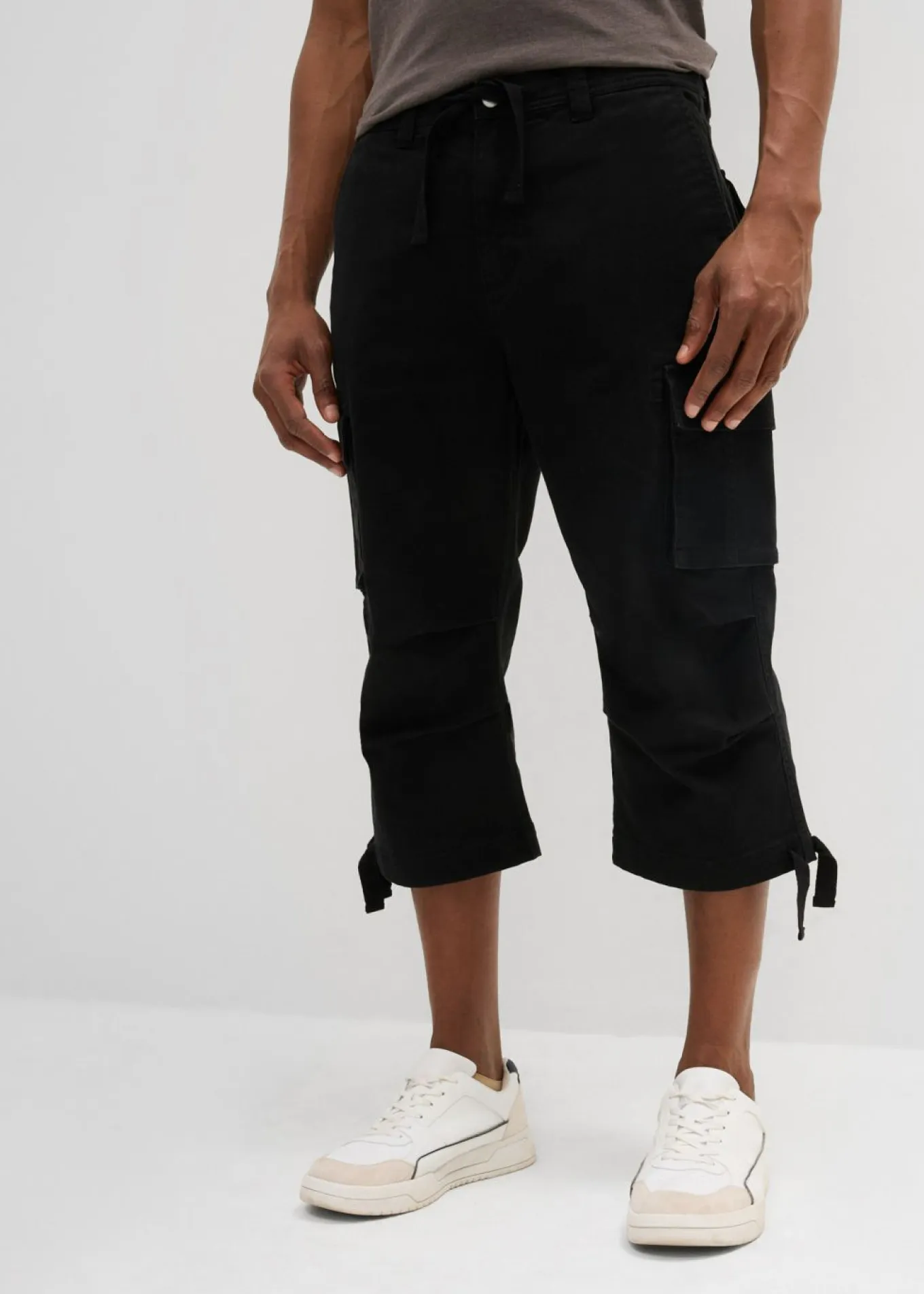 Pantalón capri elástico tipo cargo con corte holgado y ancho