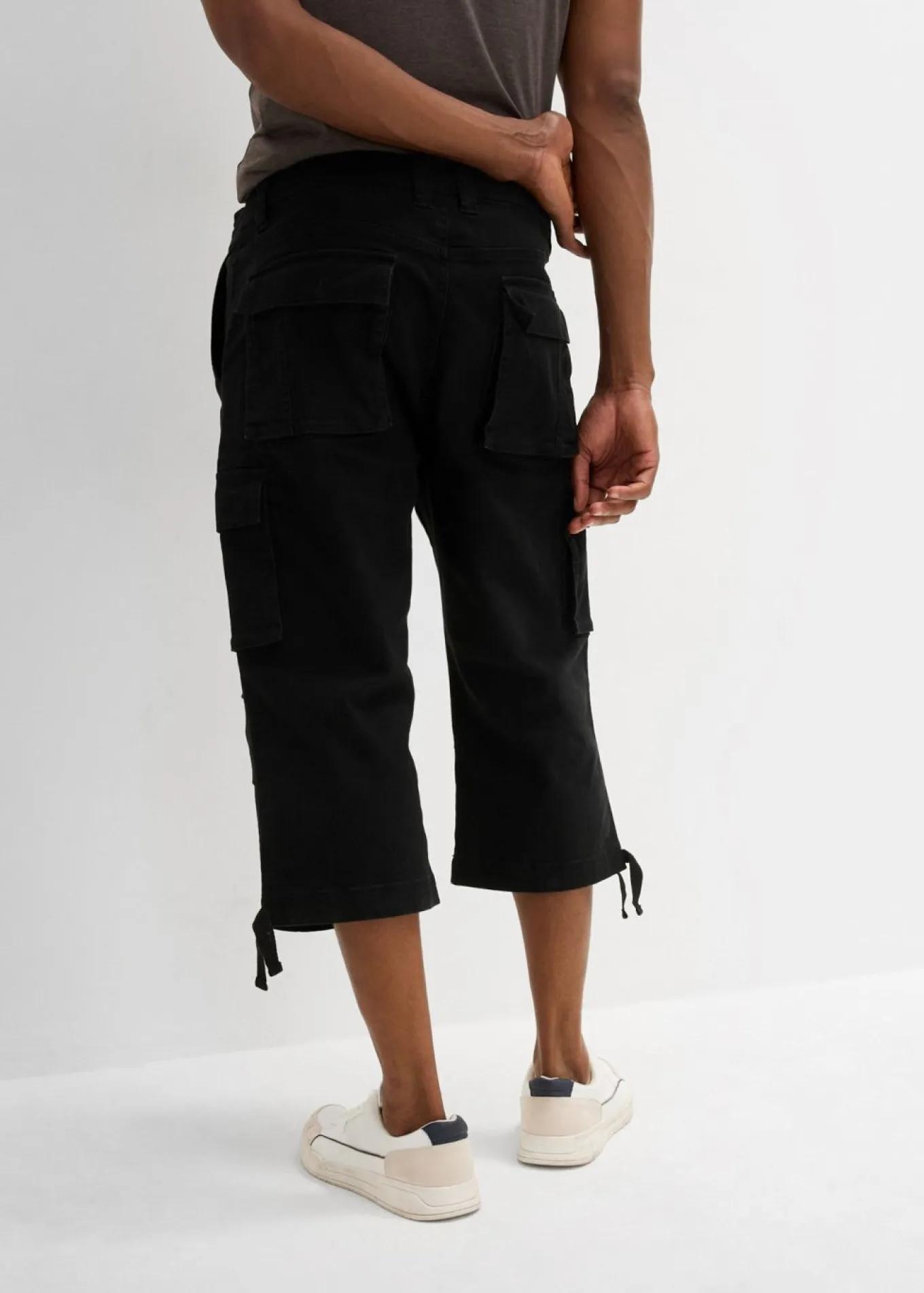 Pantalón capri elástico tipo cargo con corte holgado y ancho