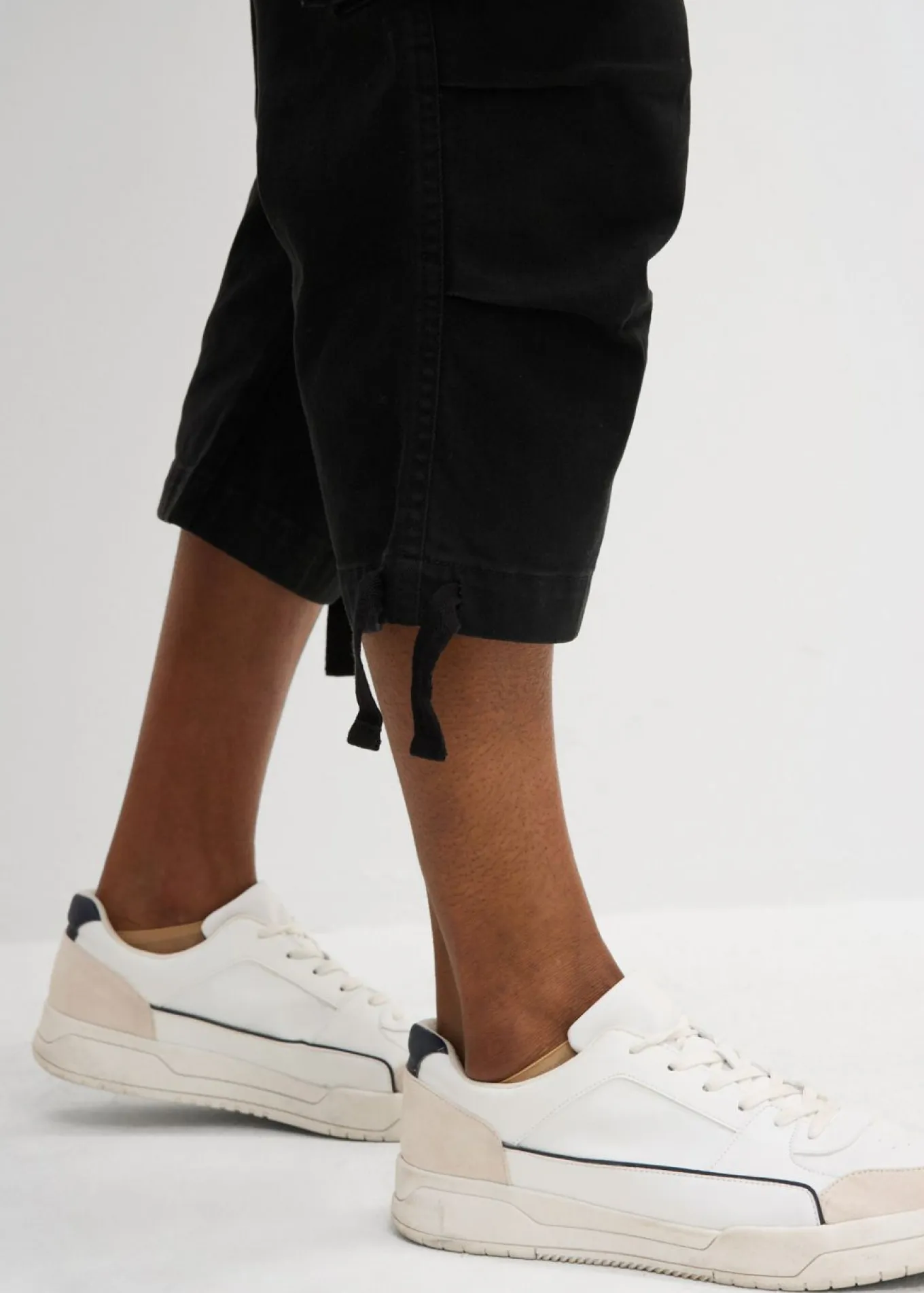 Pantalón capri elástico tipo cargo con corte holgado y ancho