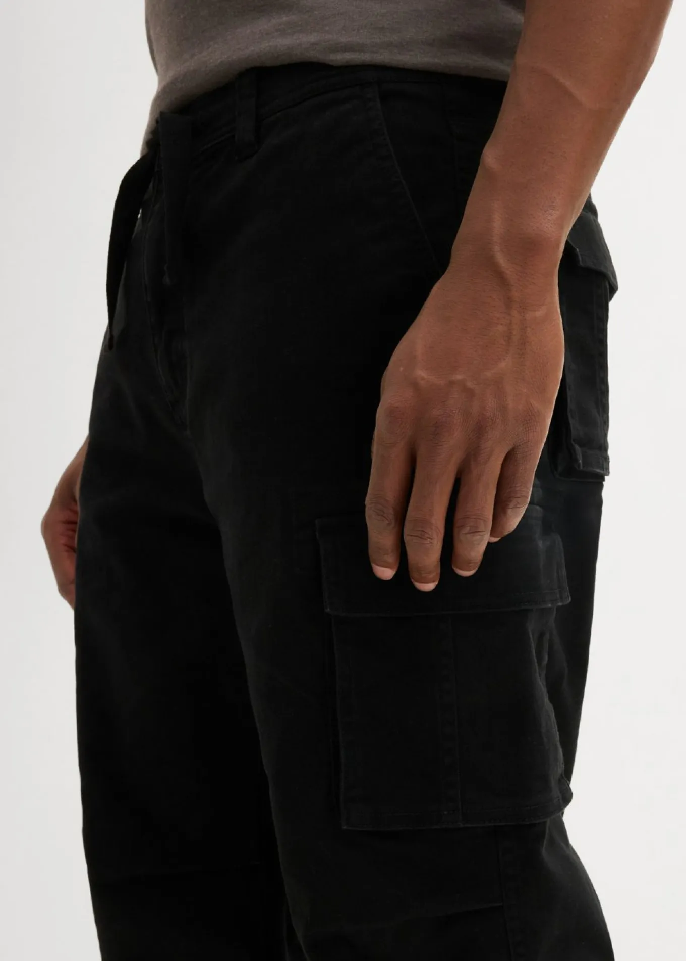 Pantalón capri elástico tipo cargo con corte holgado y ancho