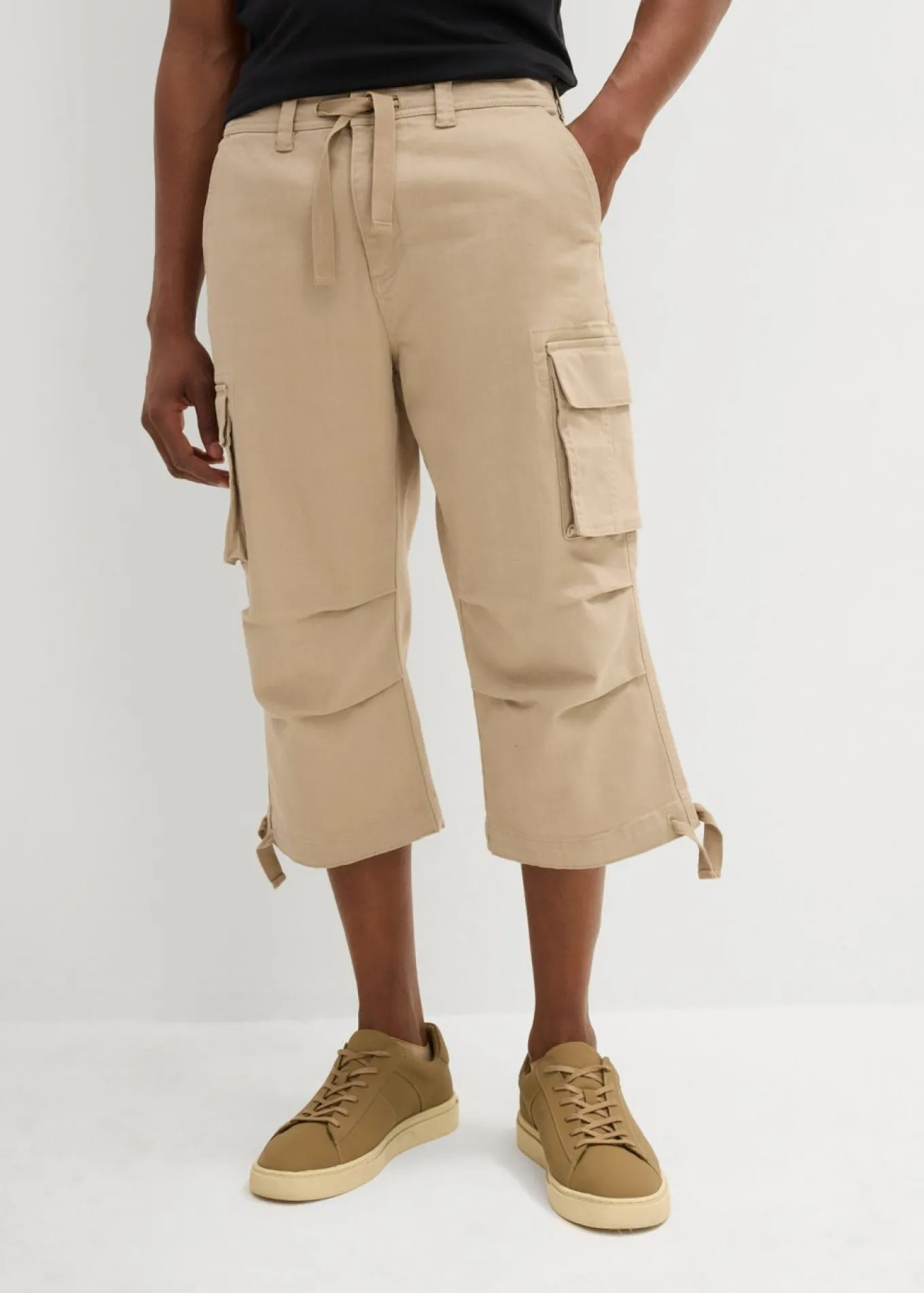 Pantalón capri elástico tipo cargo con corte holgado y ancho