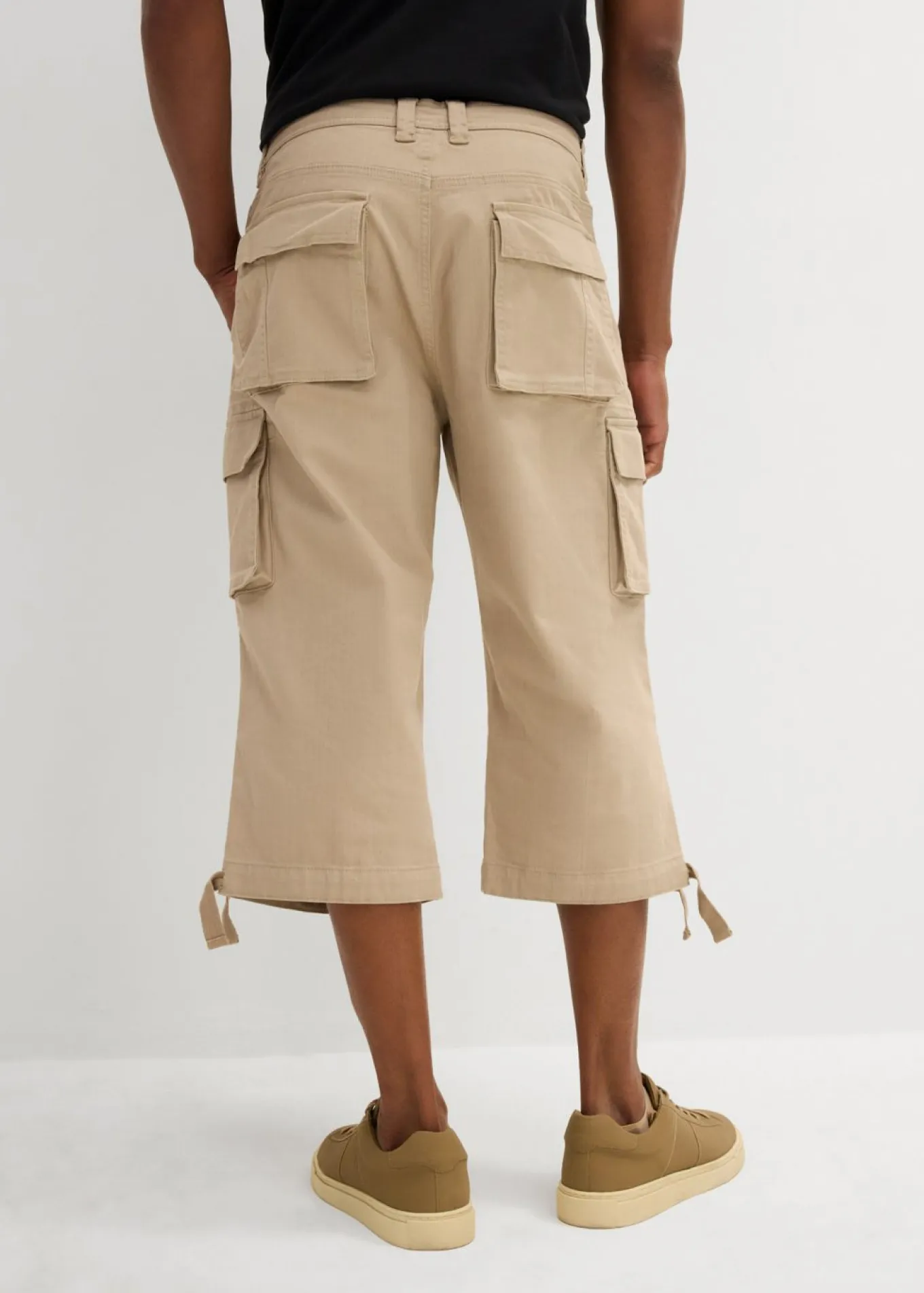 Pantalón capri elástico tipo cargo con corte holgado y ancho