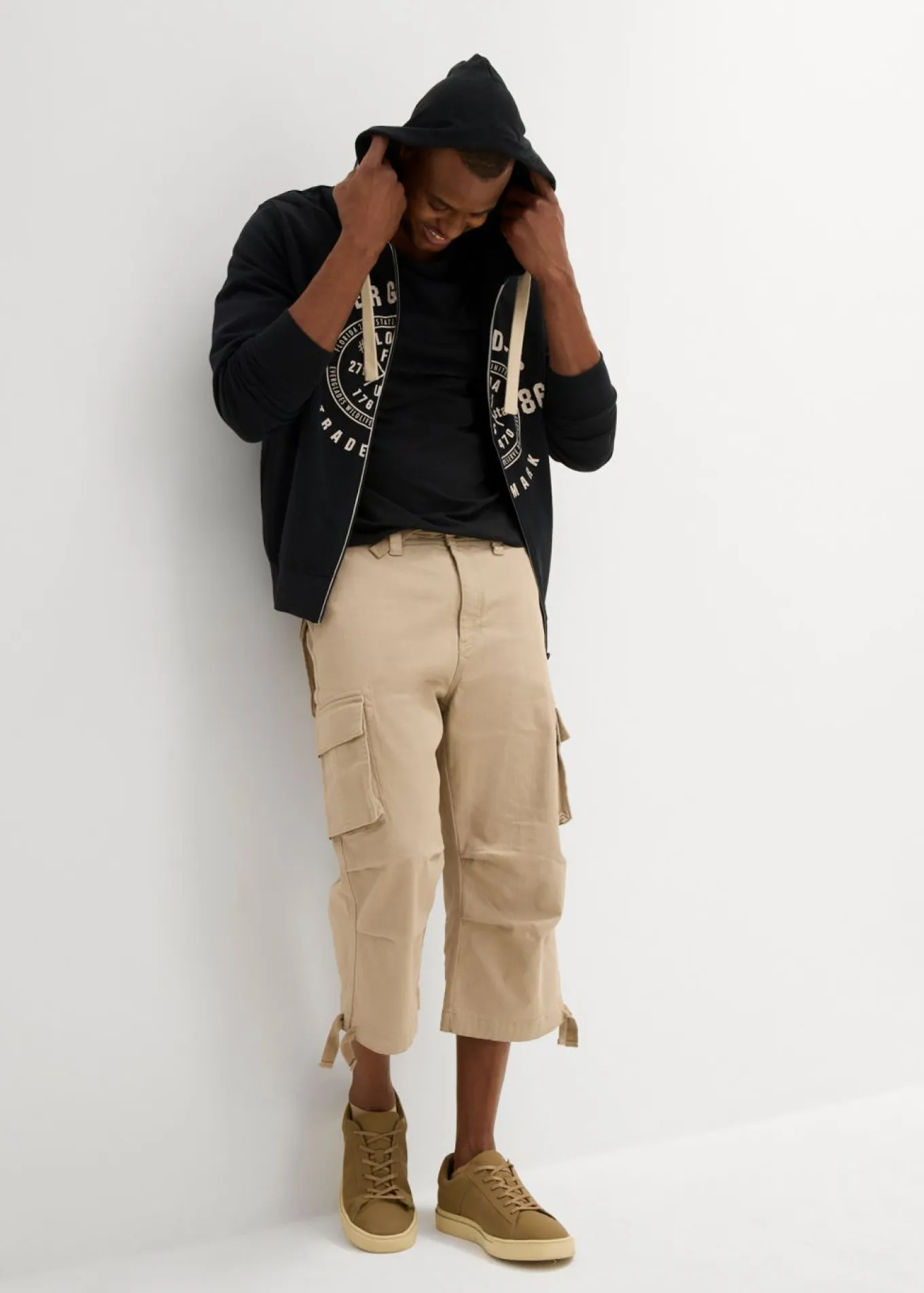 Pantalón capri elástico tipo cargo con corte holgado y ancho