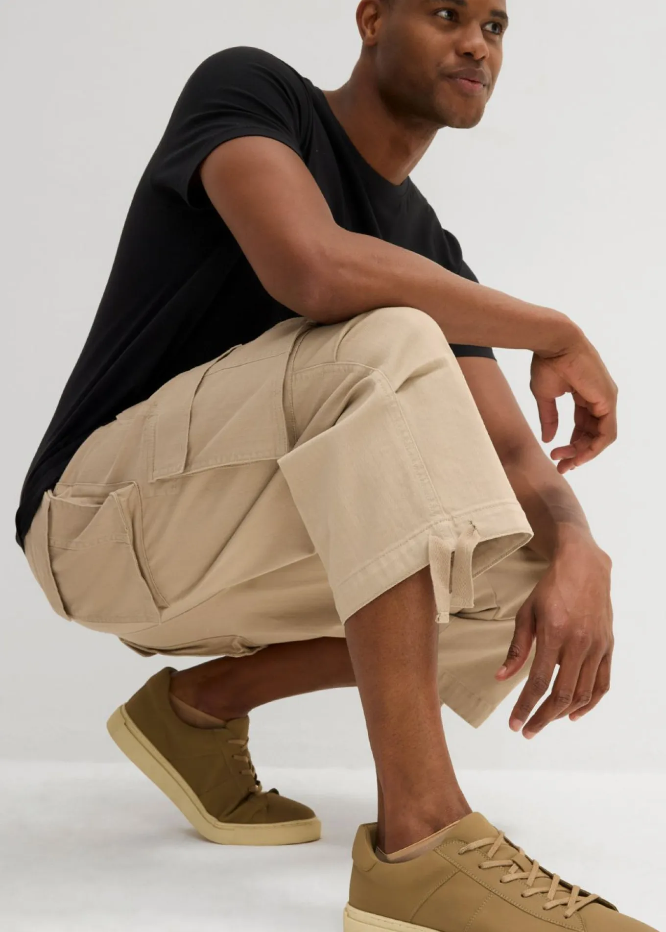Pantalón capri elástico tipo cargo con corte holgado y ancho