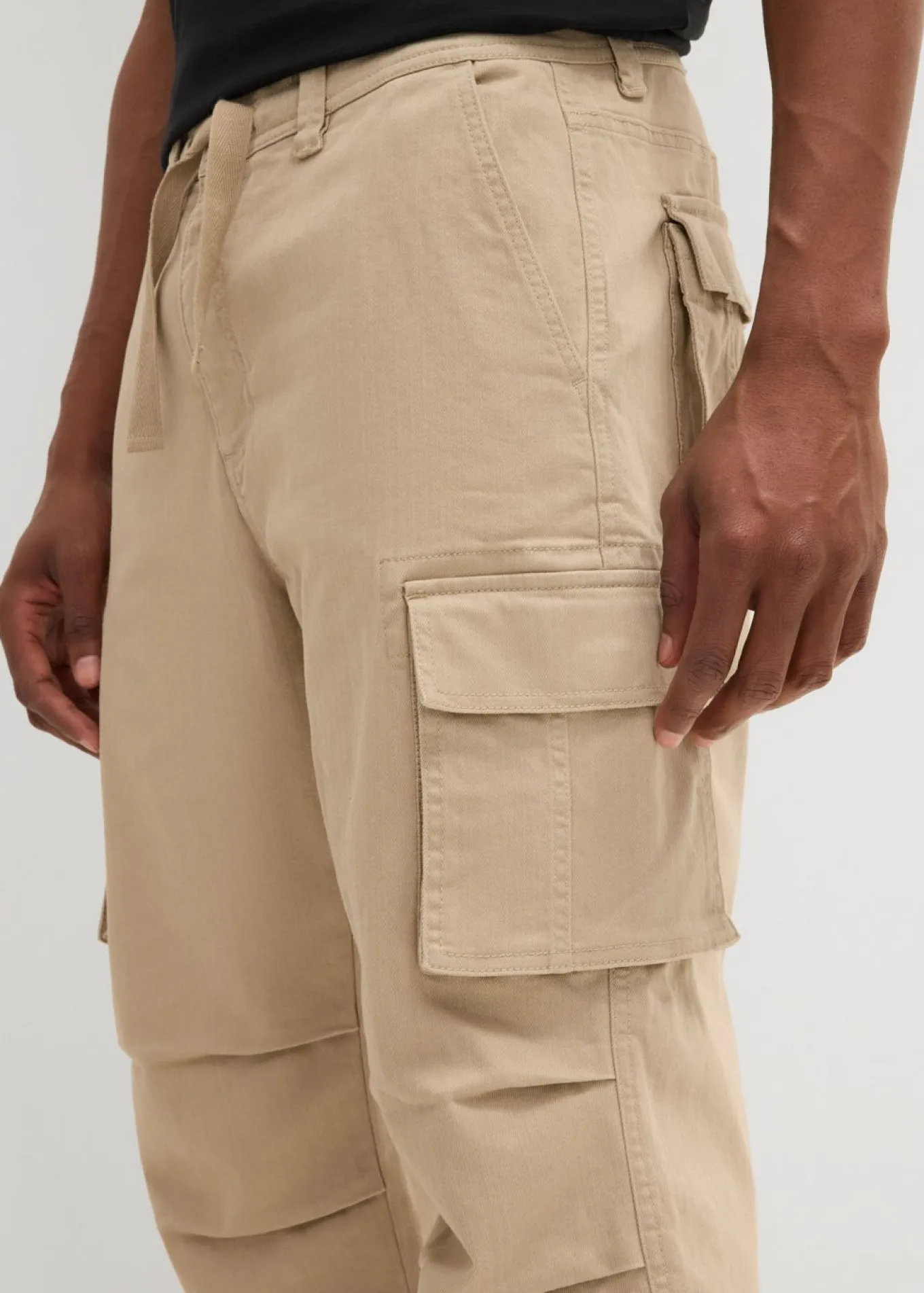 Pantalón capri elástico tipo cargo con corte holgado y ancho