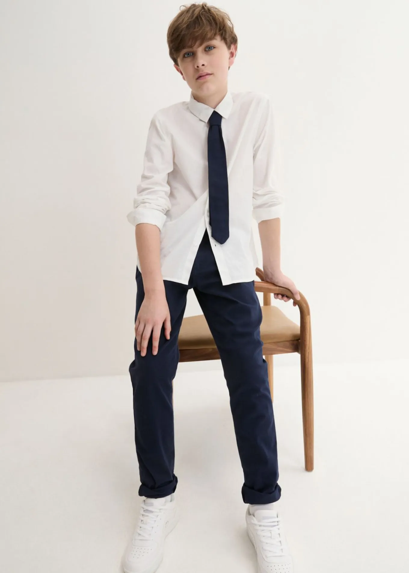 Pantalón chino, camisa de manga larga y corbata (conjunto de 3 piezas)