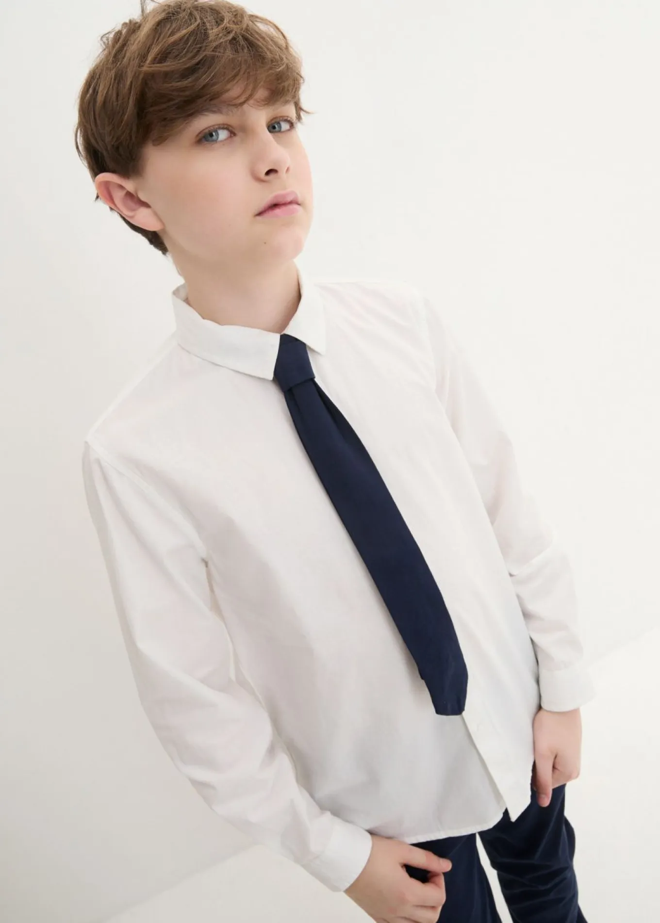 Pantalón chino, camisa de manga larga y corbata (conjunto de 3 piezas)
