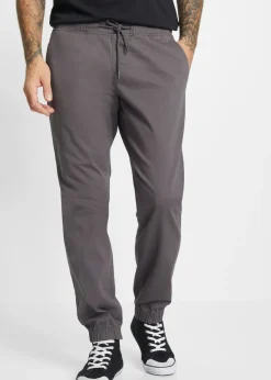 Pantalón chino elástico con corte recto y relajado