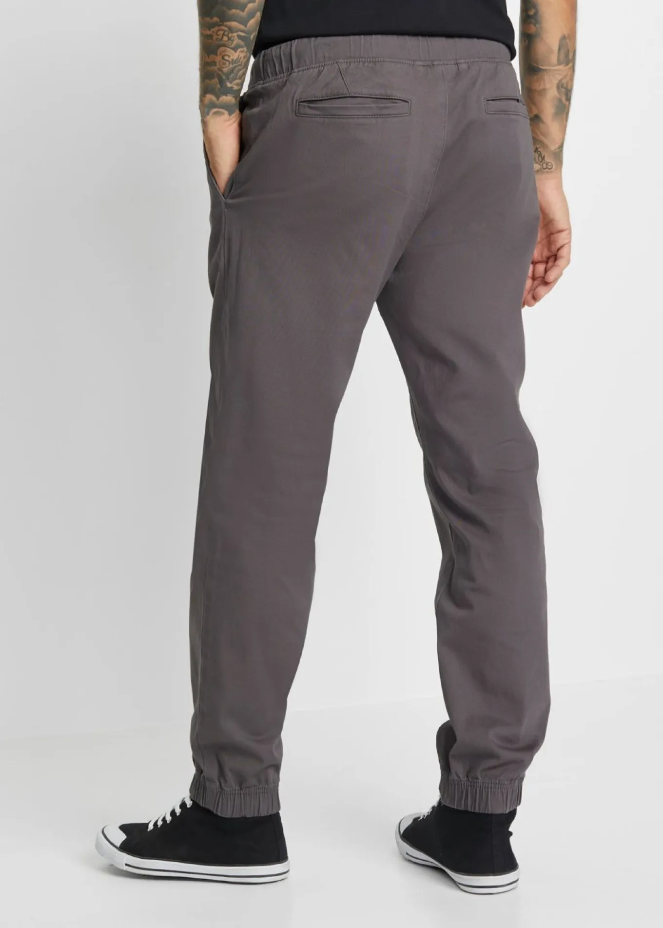 Pantalón chino elástico con corte recto y relajado