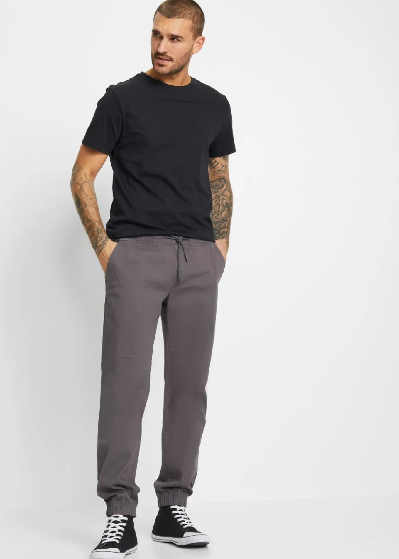 Pantalón chino elástico con corte recto y relajado