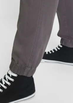 Pantalón chino elástico con corte recto y relajado