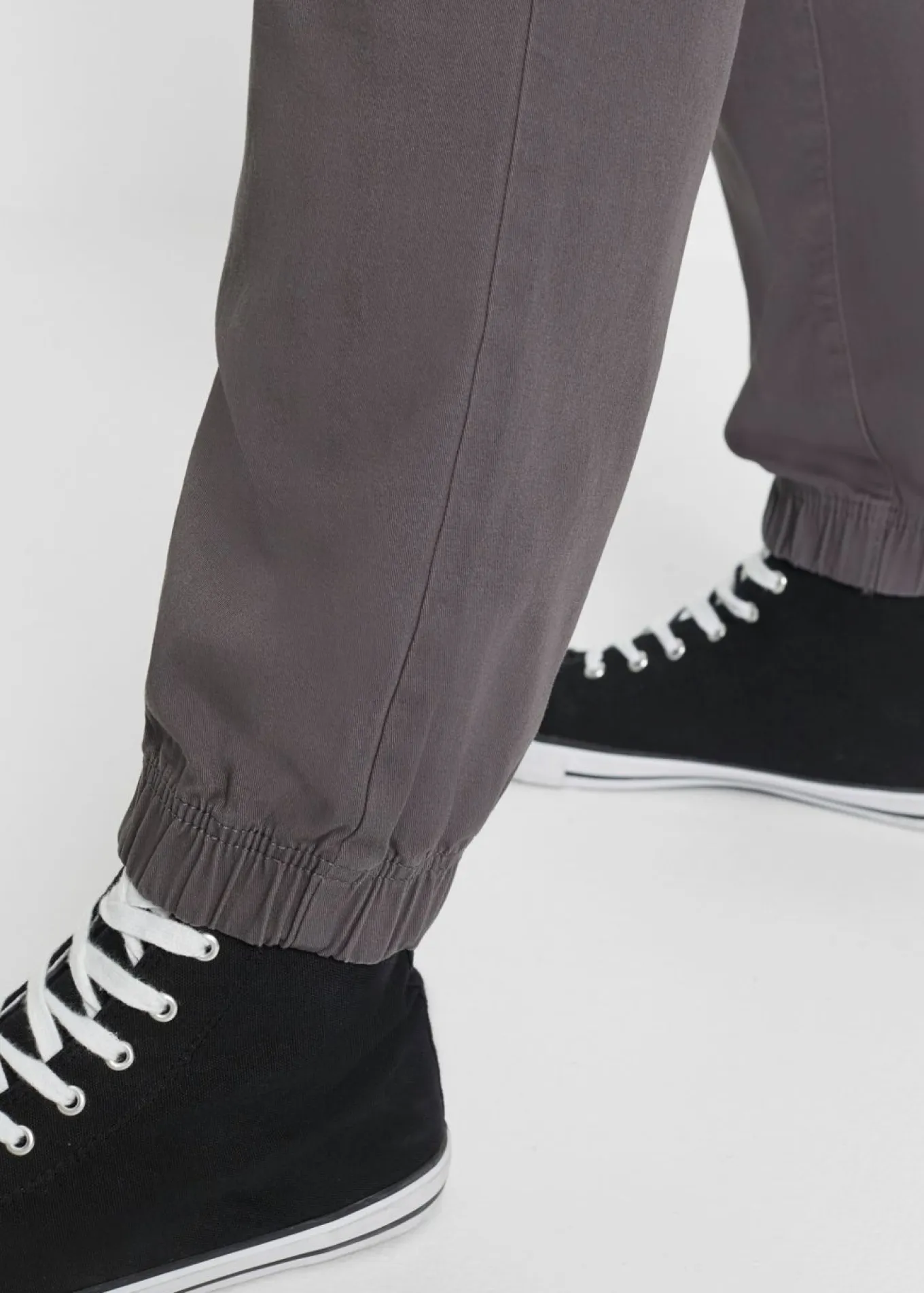 Pantalón chino elástico con corte recto y relajado