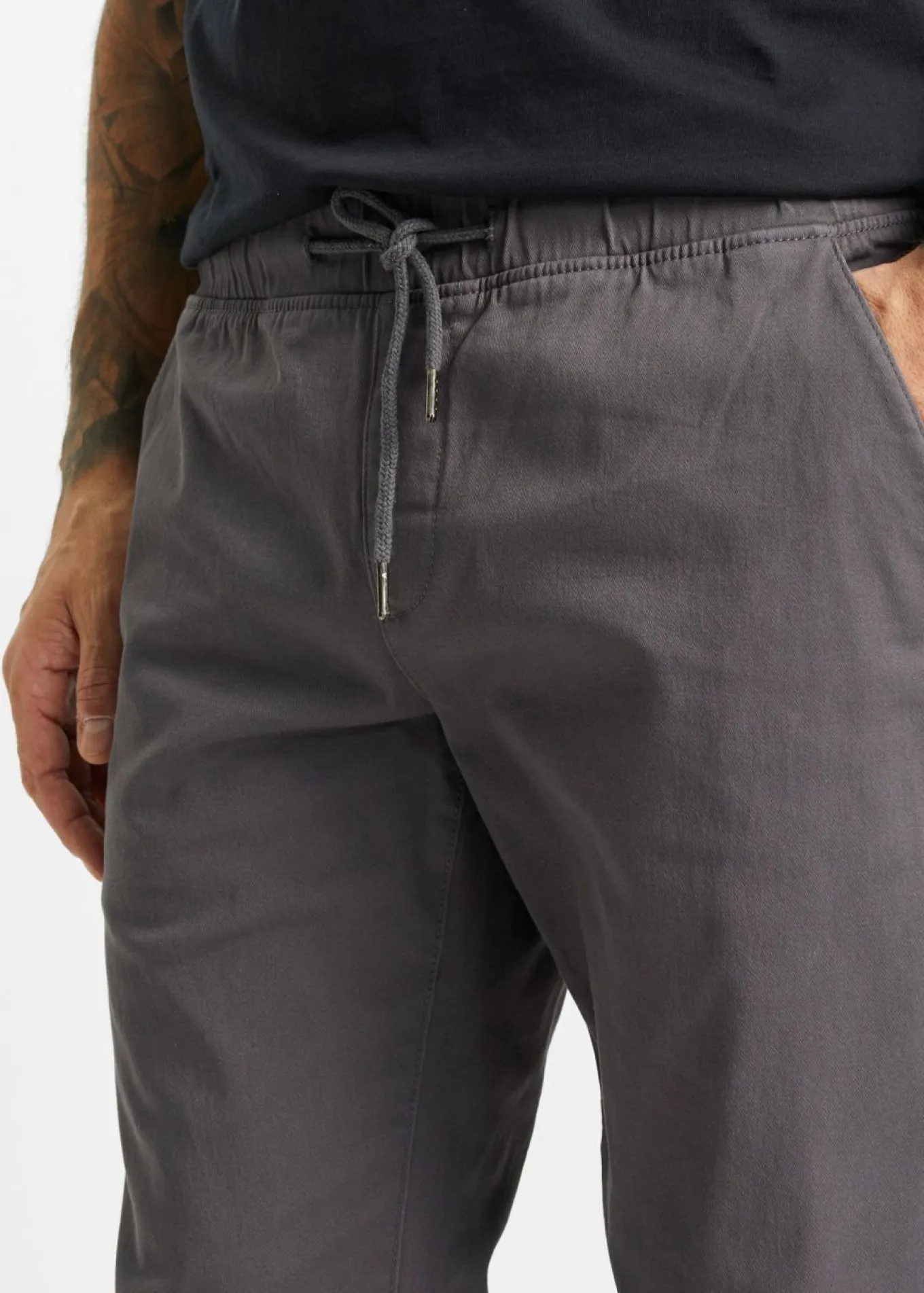 Pantalón chino elástico con corte recto y relajado