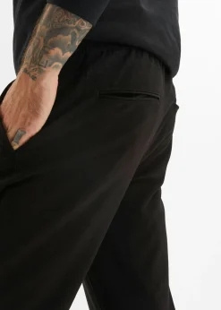 Pantalón chino elástico con corte recto y relajado
