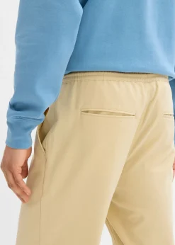 Pantalón chino elástico con corte recto y relajado