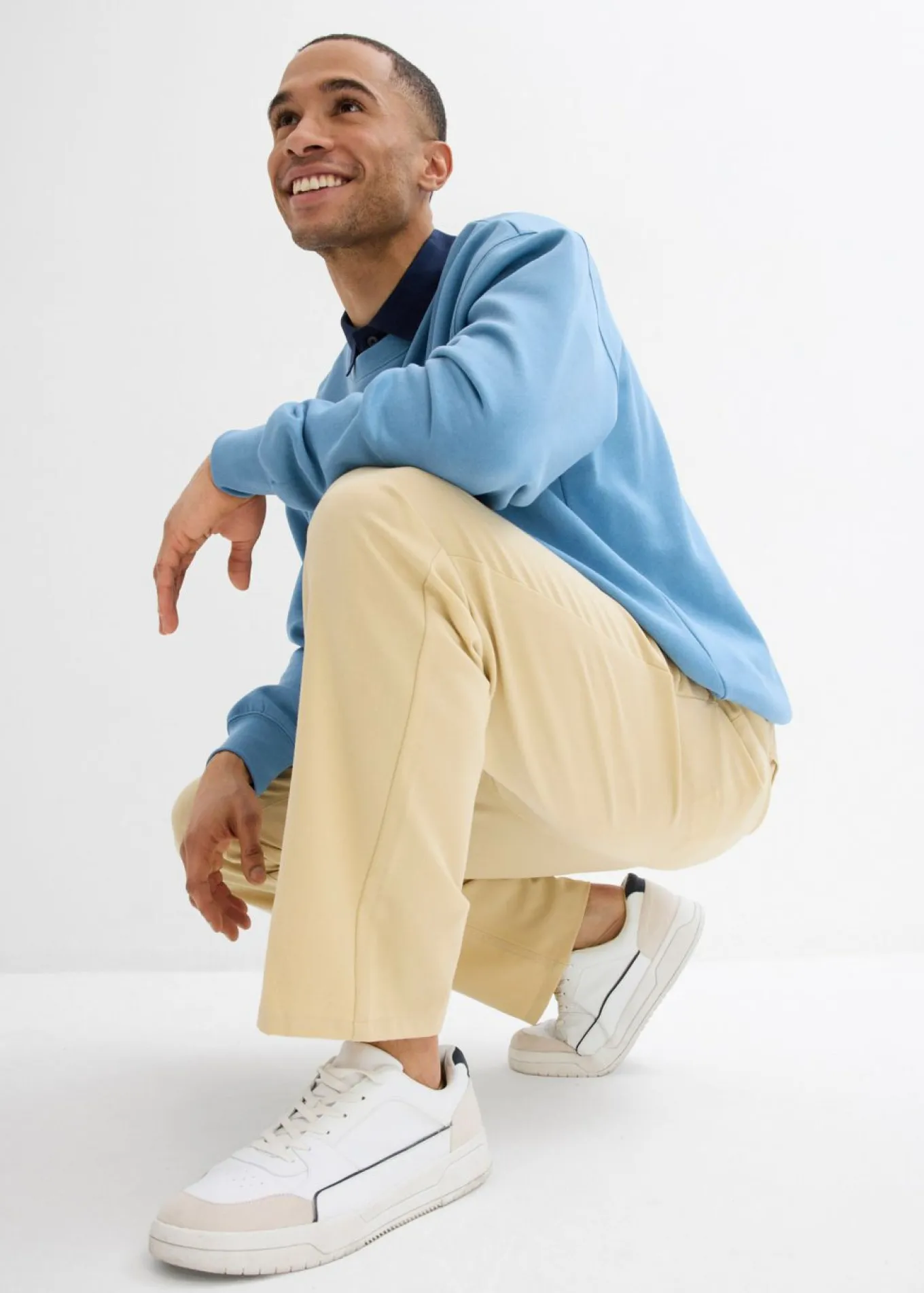 Pantalón chino elástico con corte recto y relajado