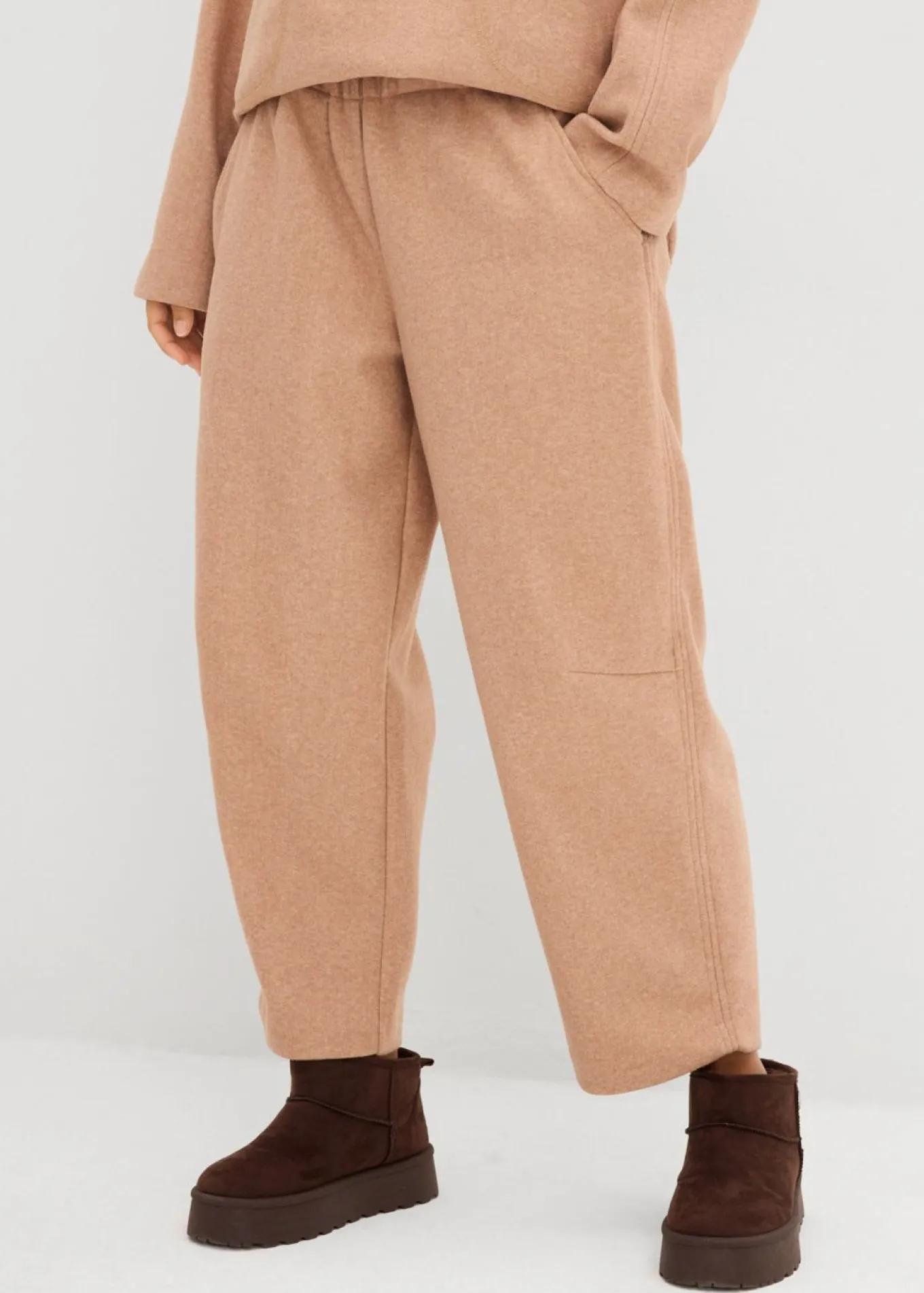 Pantalón con aspecto de lana y corte barrel