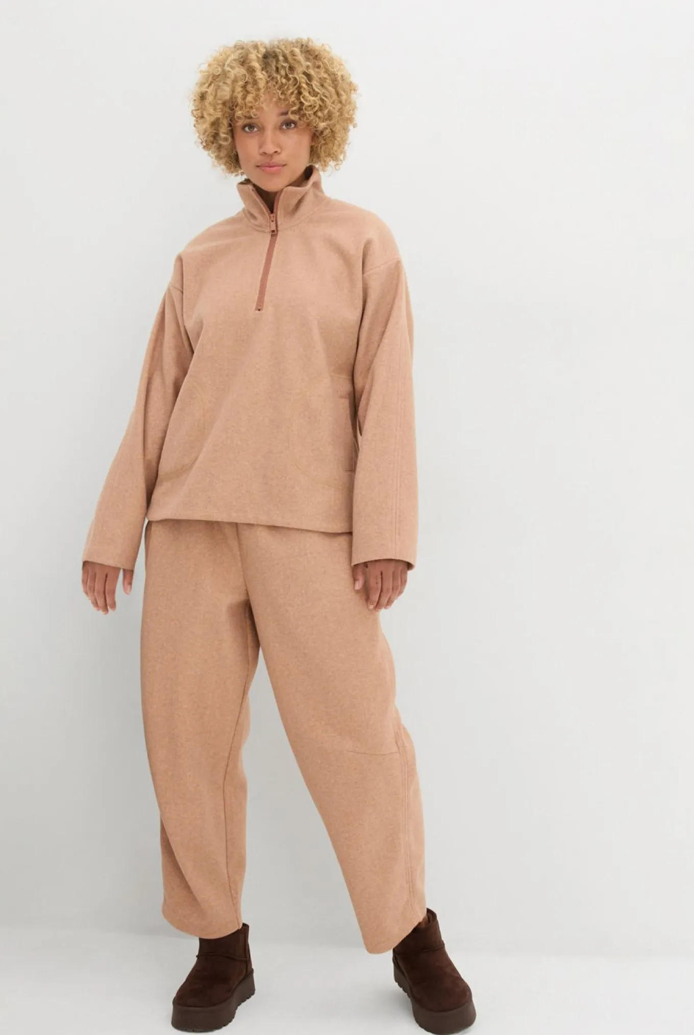 Pantalón con aspecto de lana y corte barrel