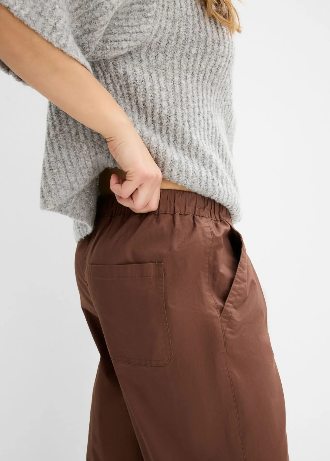 Pantalón con corte barrel y cintura cómoda