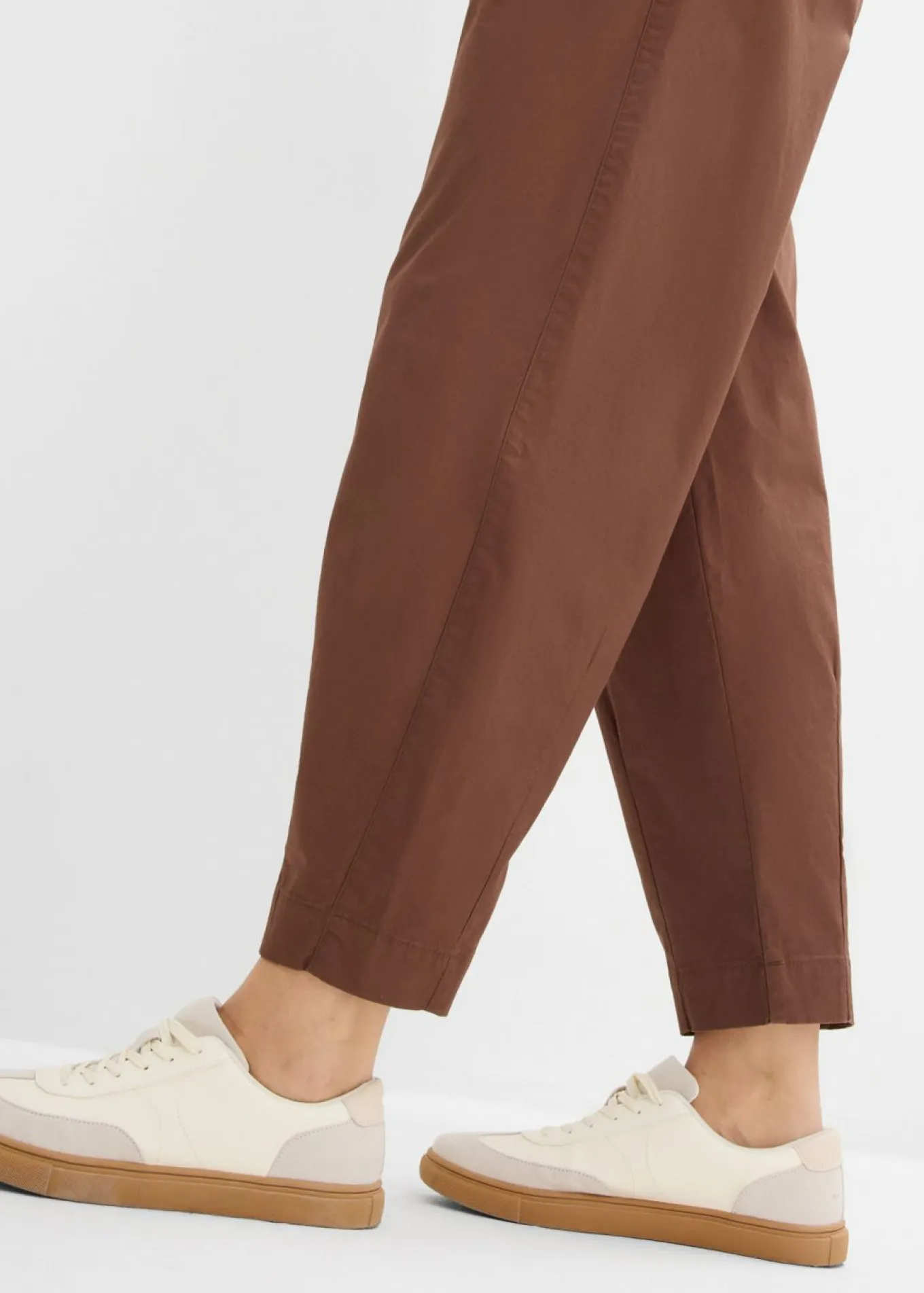 Pantalón con corte barrel y cintura cómoda