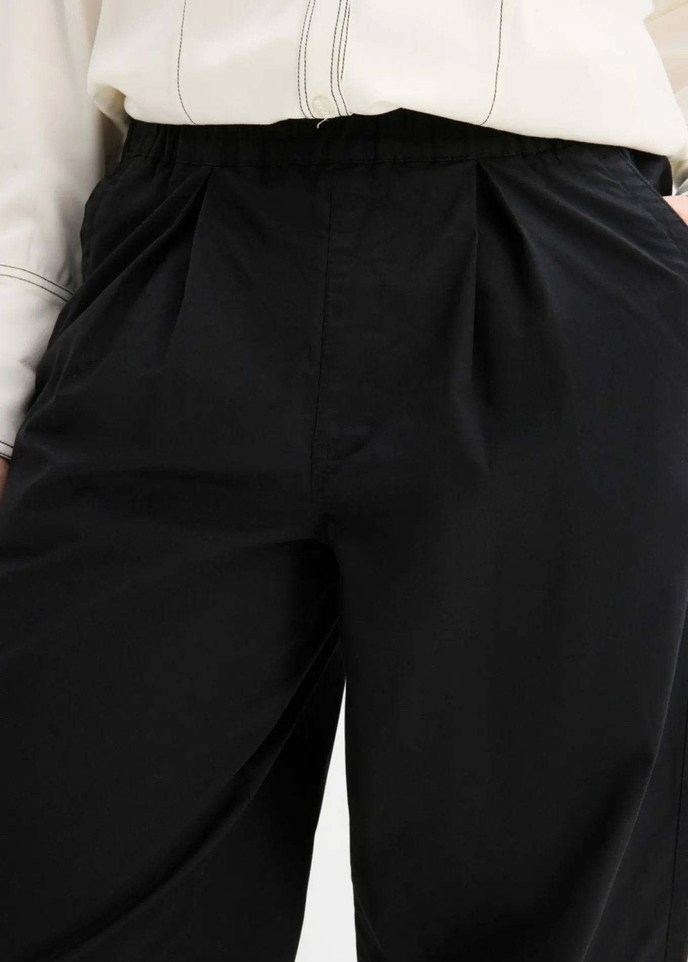 Pantalón con corte barrel y cintura cómoda