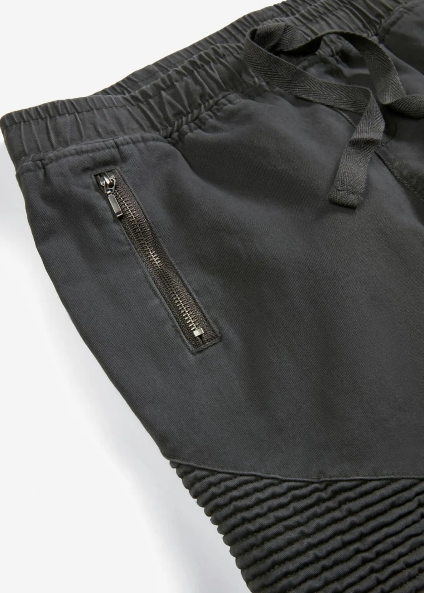 Pantalón con detalles biker