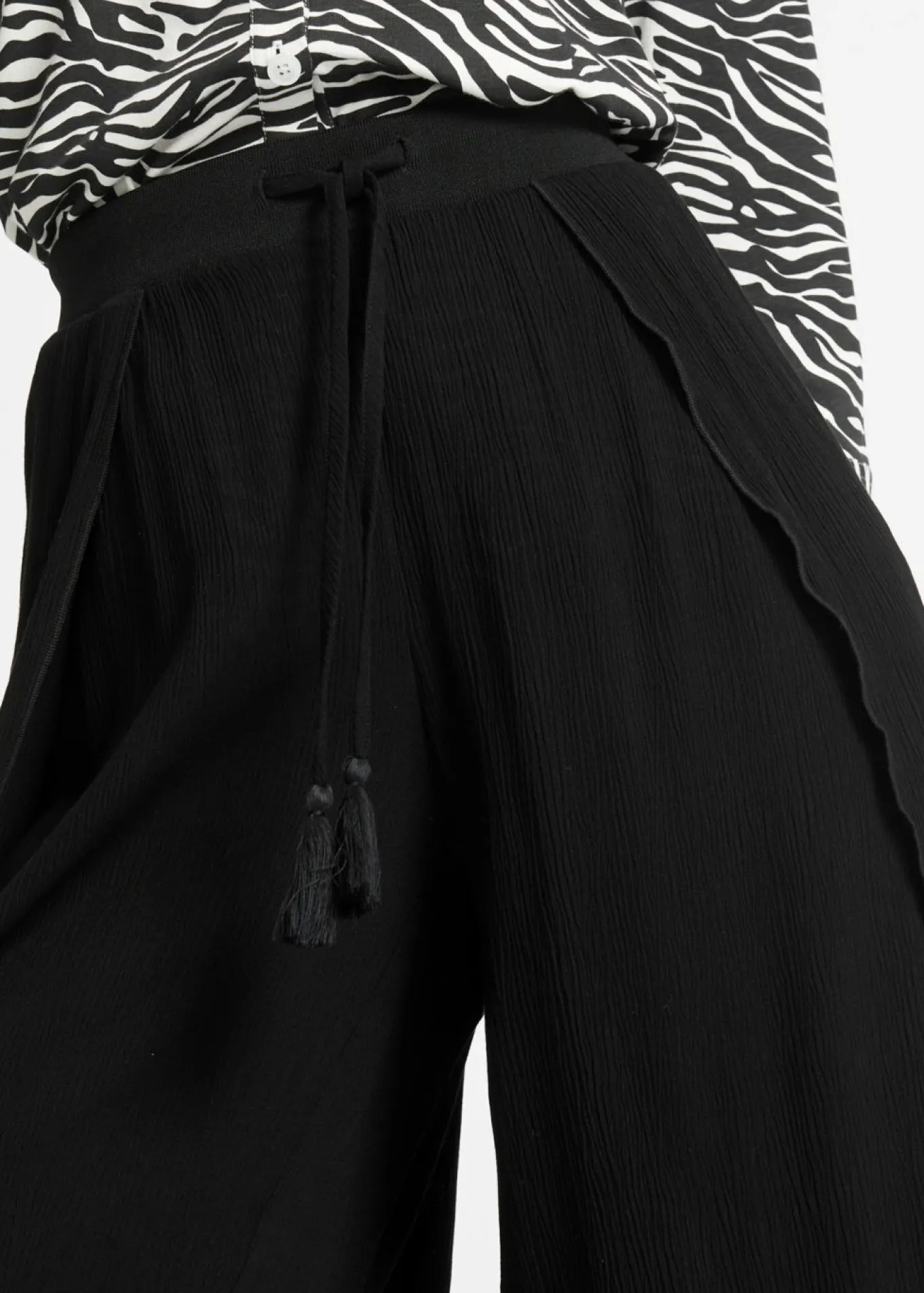 Pantalón con efecto arrugado estructurado