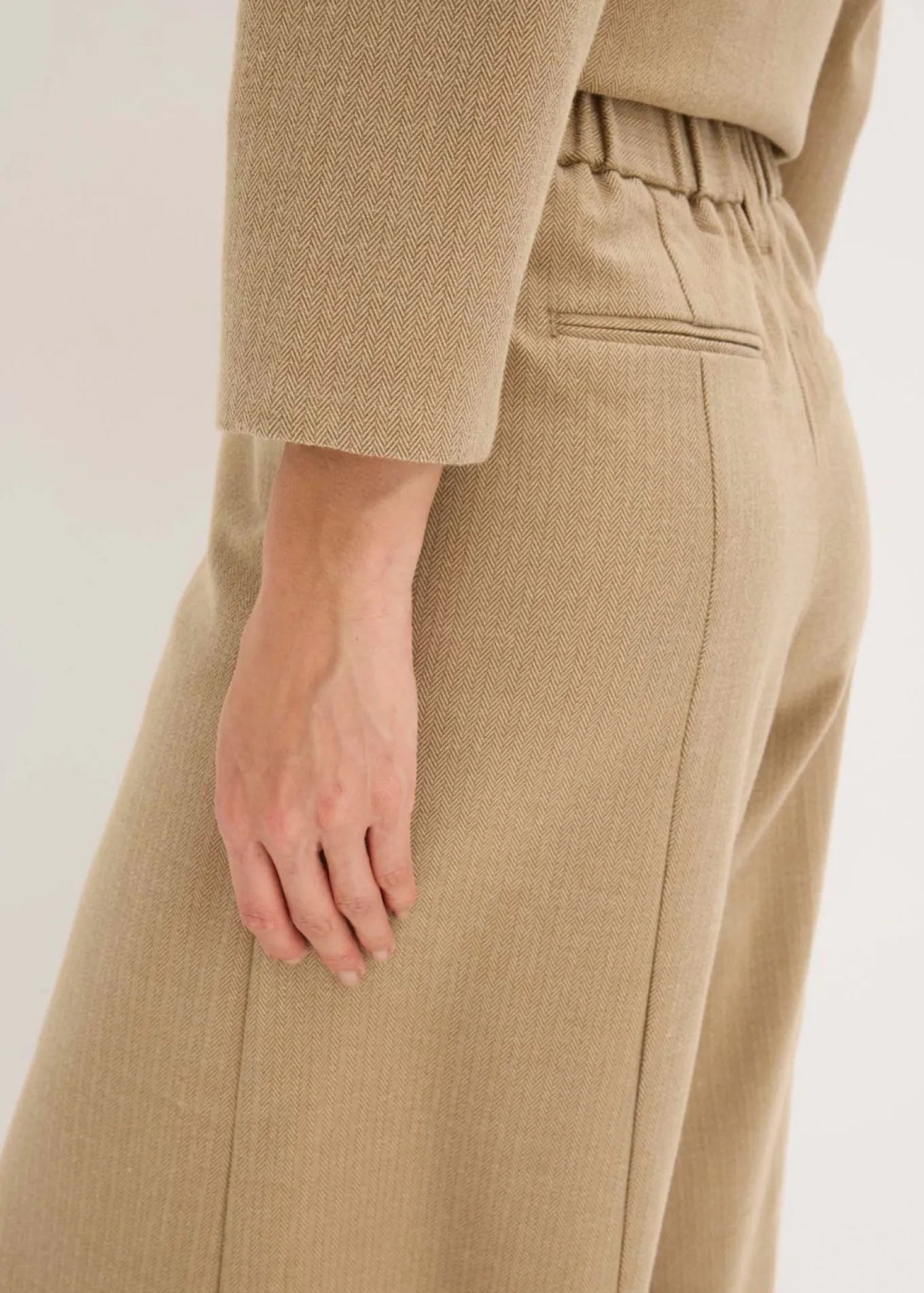 Pantalón con espiga en aspecto de lana