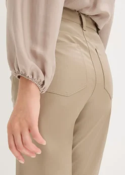 Pantalón con pernera recta de piel sintética con ribete