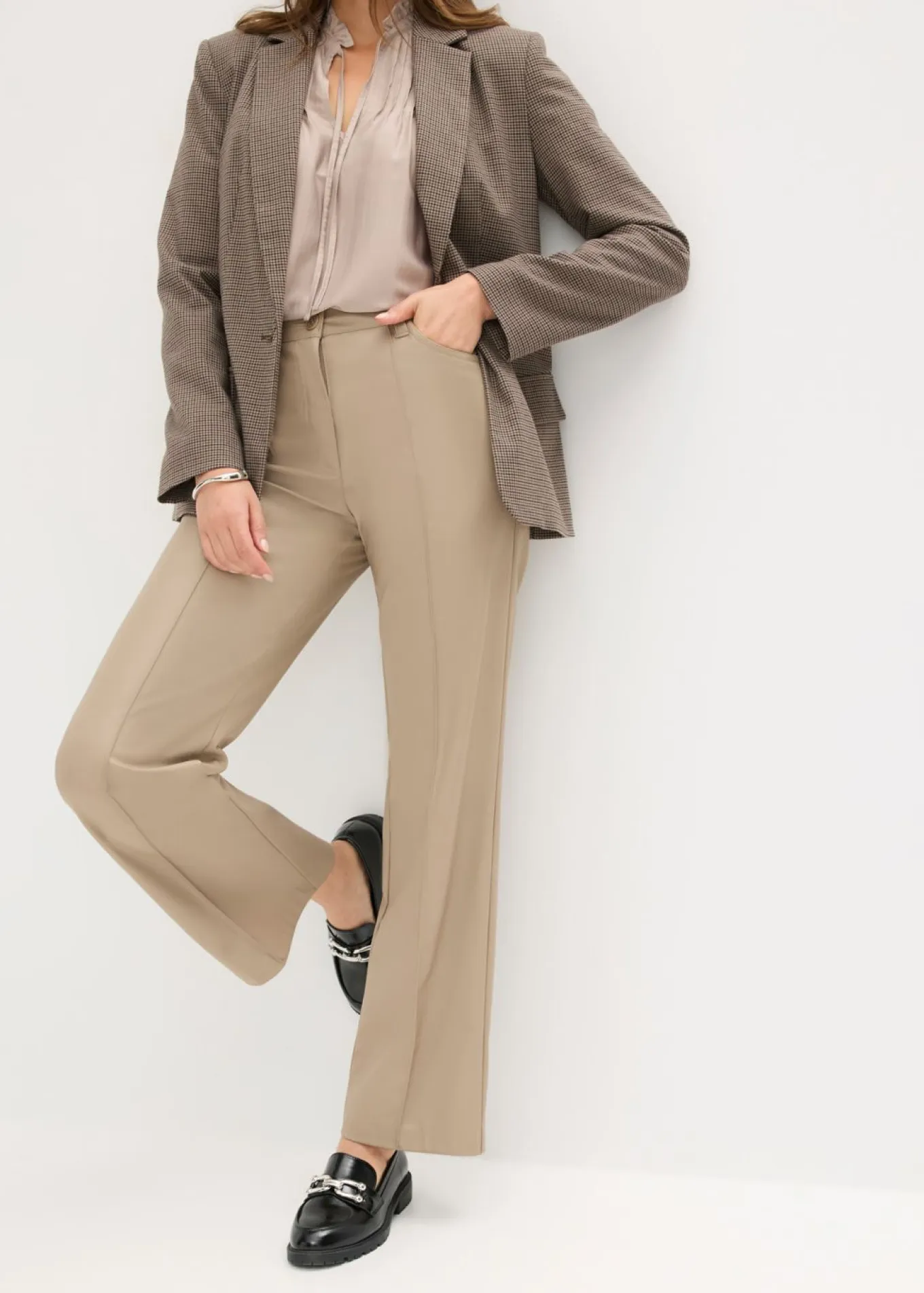 Pantalón con pernera recta de piel sintética con ribete