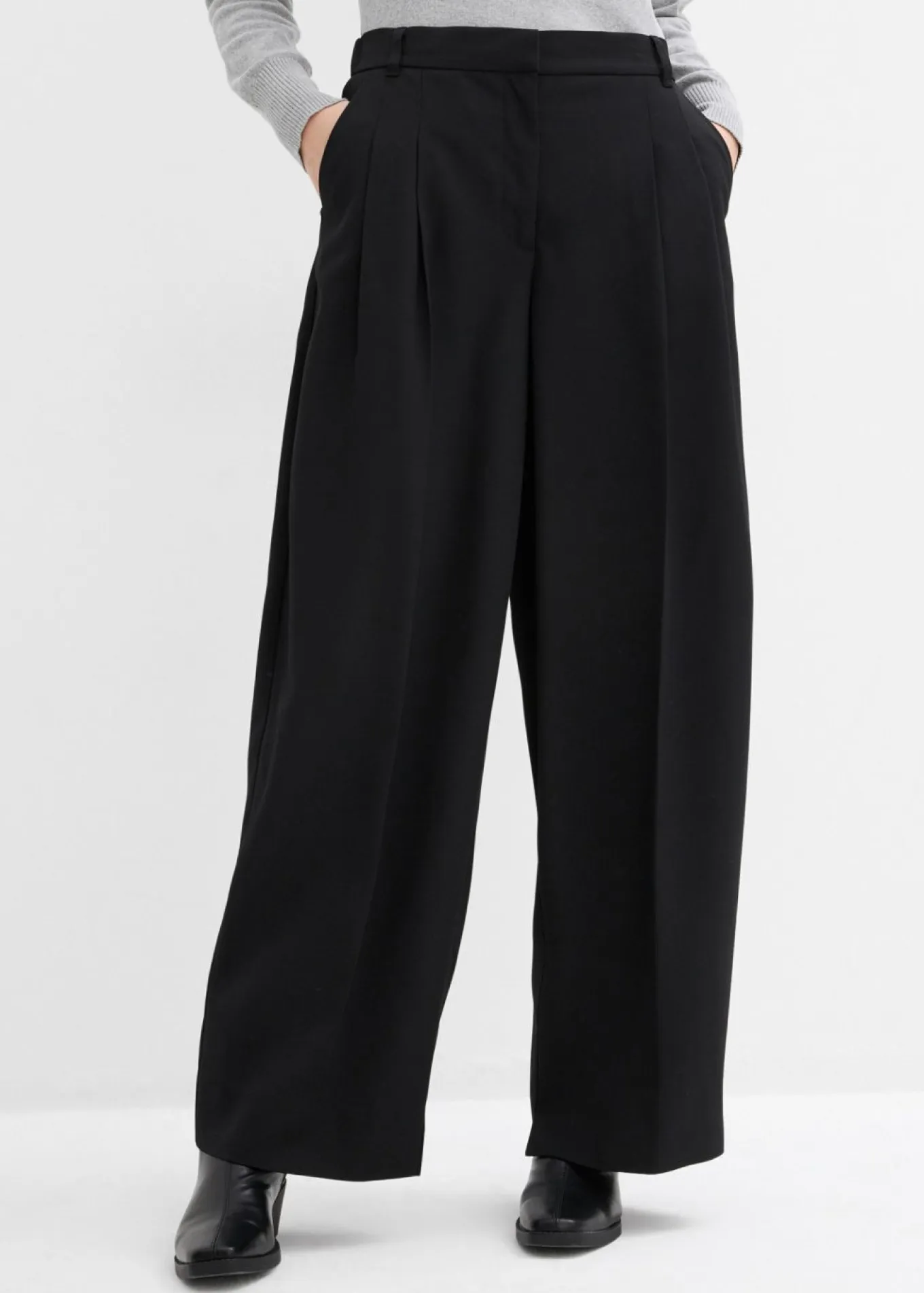 Pantalón con pinzas, cinturilla cómoda y abertura