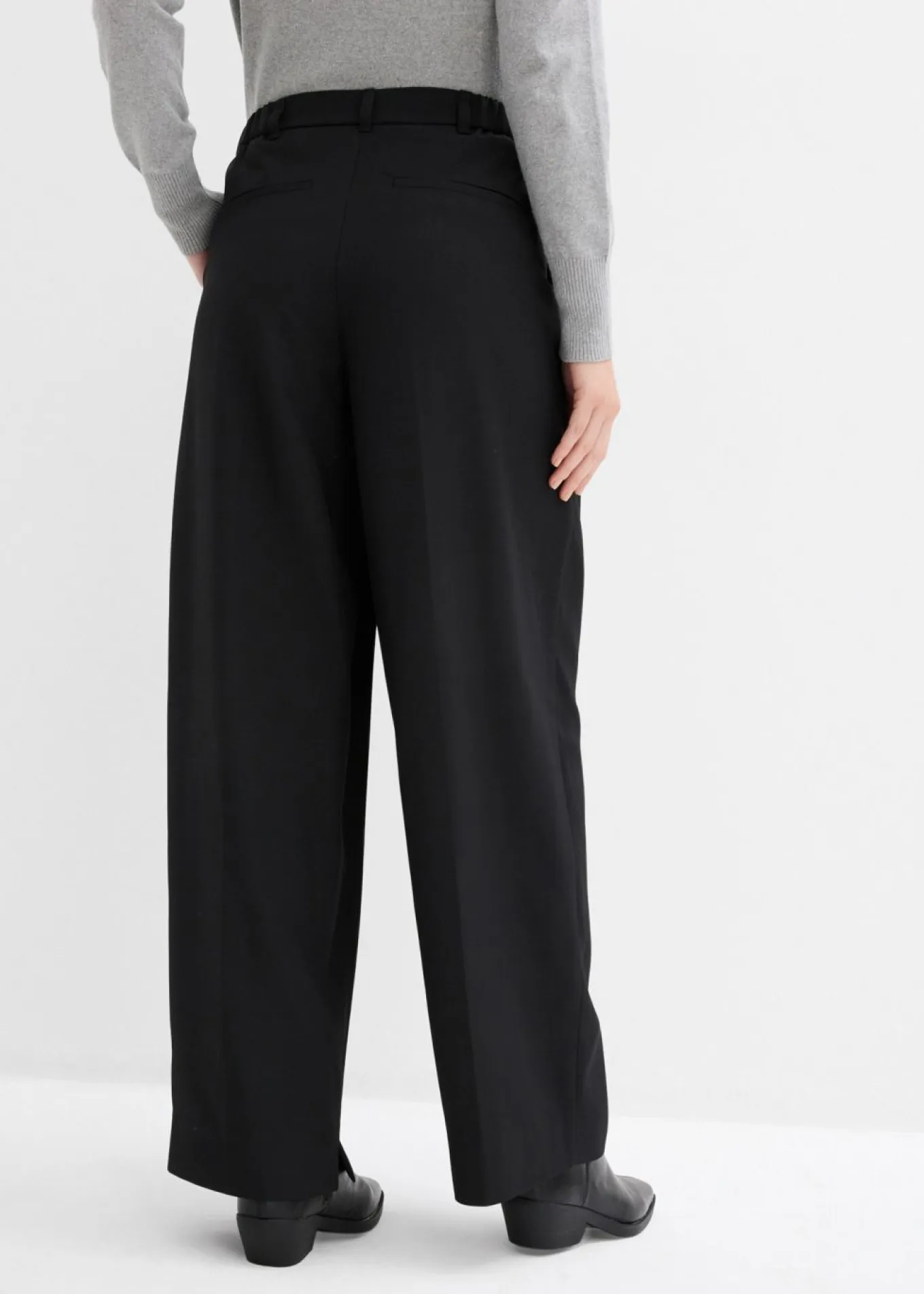 Pantalón con pinzas, cinturilla cómoda y abertura