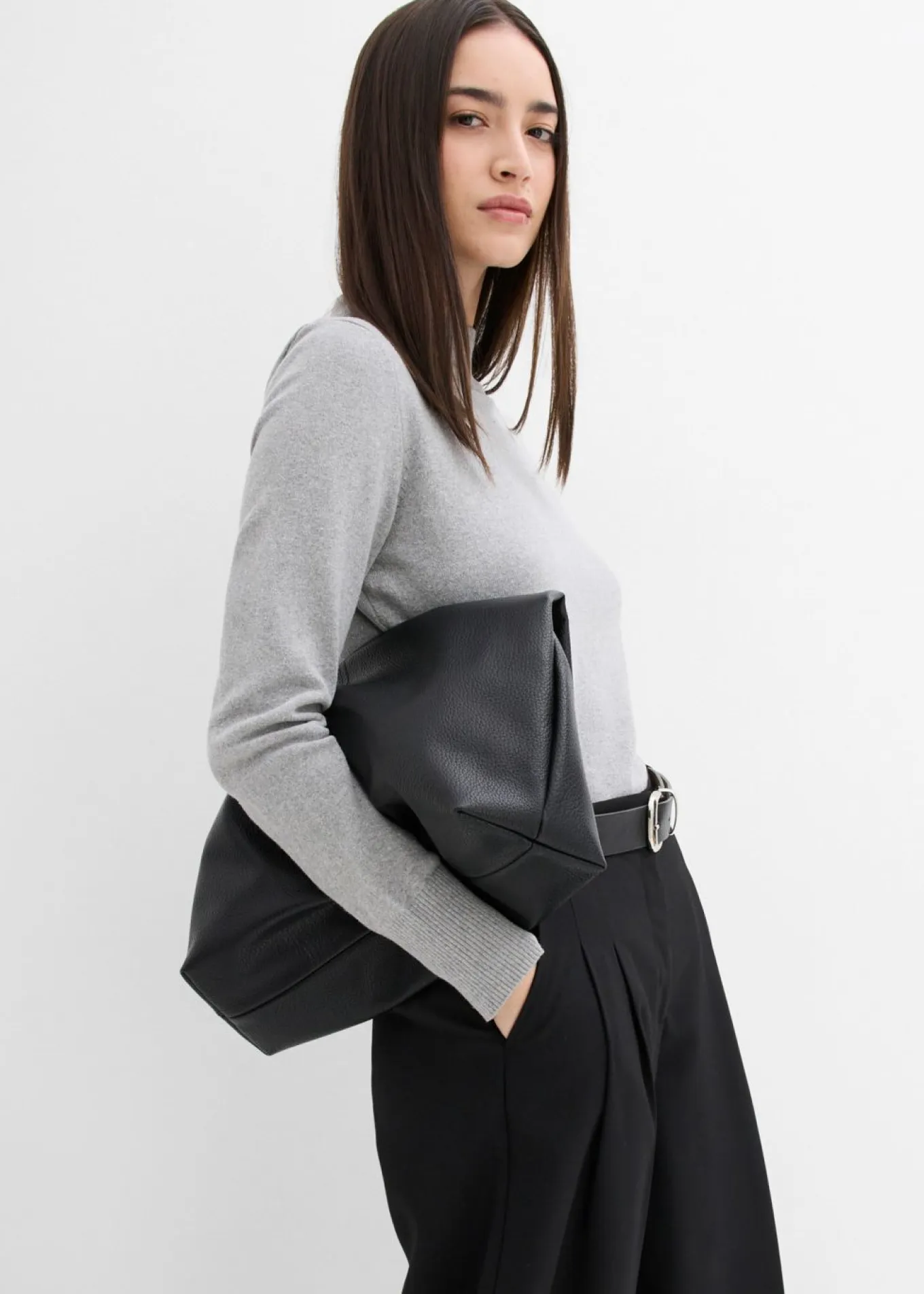 Pantalón con pinzas, cinturilla cómoda y abertura