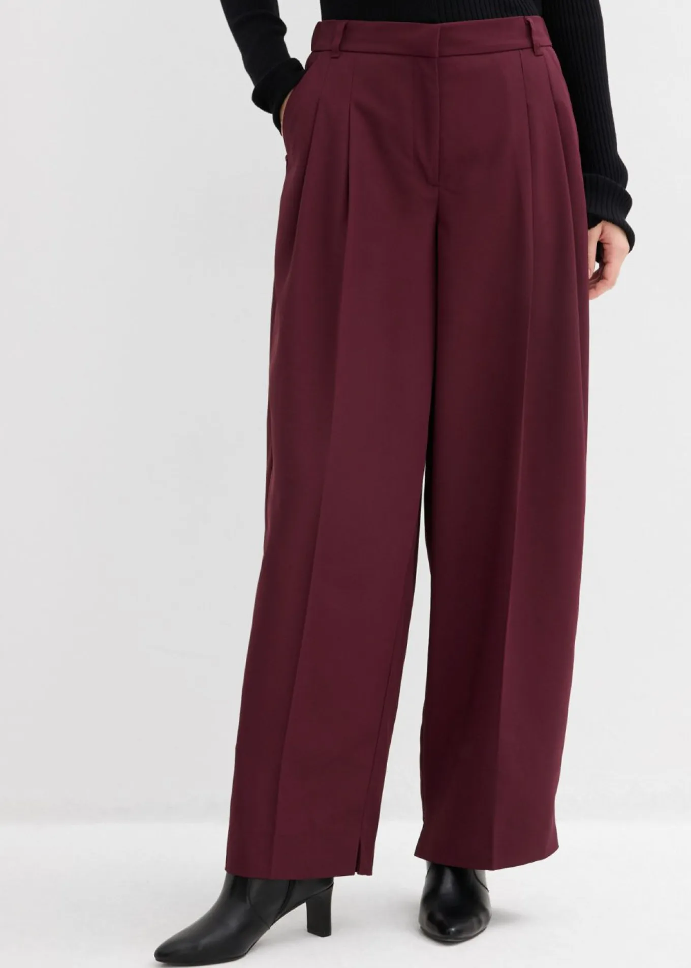 Pantalón con pinzas, cinturilla cómoda y abertura