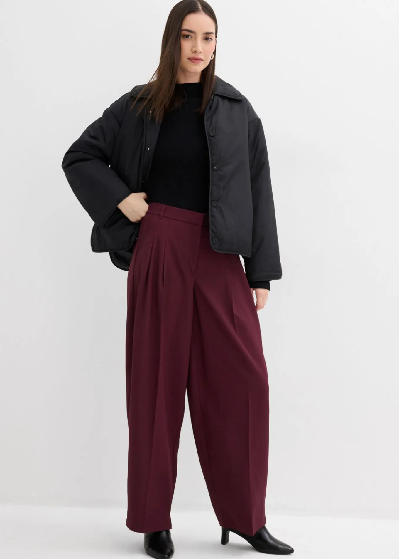 Pantalón con pinzas, cinturilla cómoda y abertura