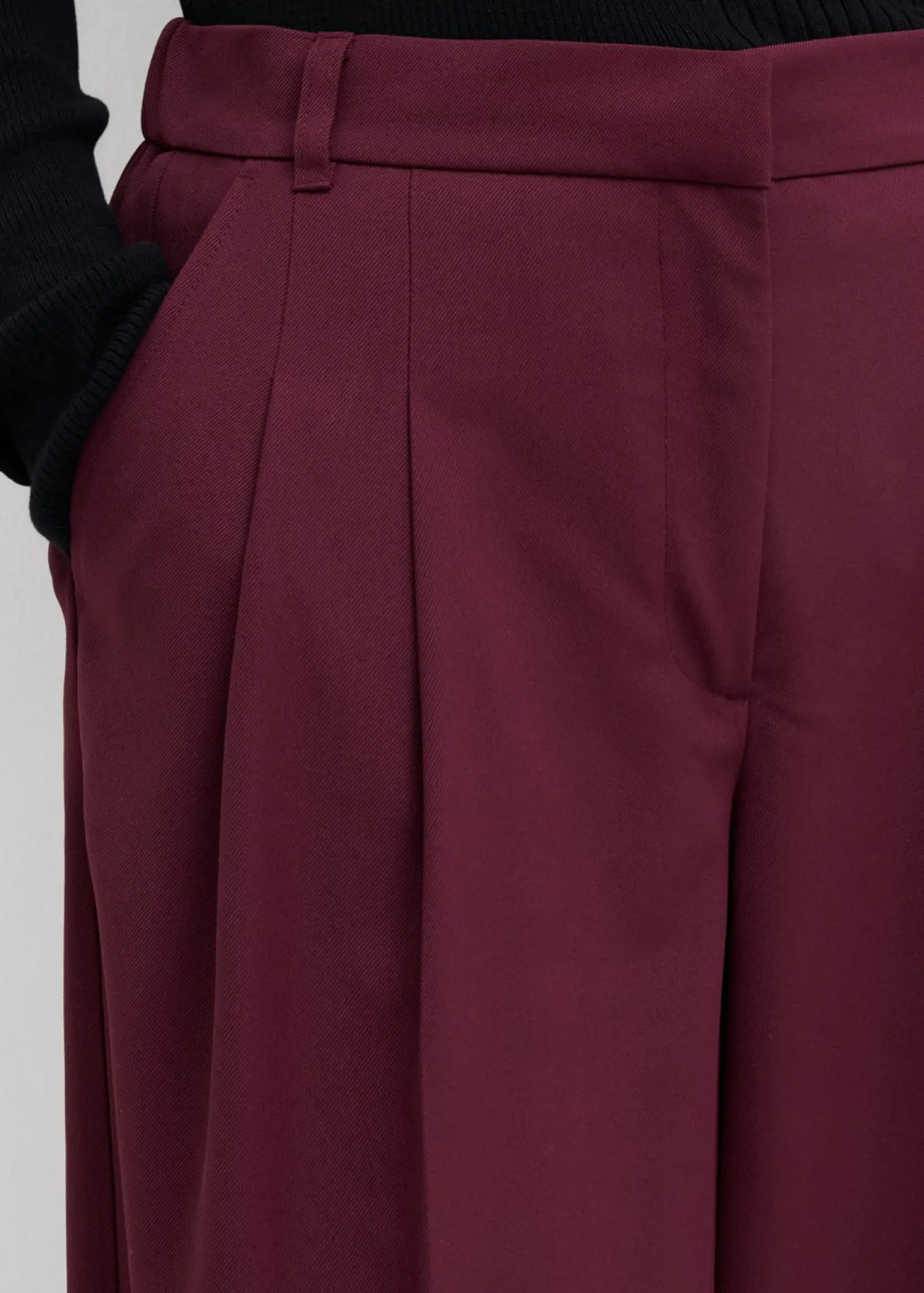 Pantalón con pinzas, cinturilla cómoda y abertura