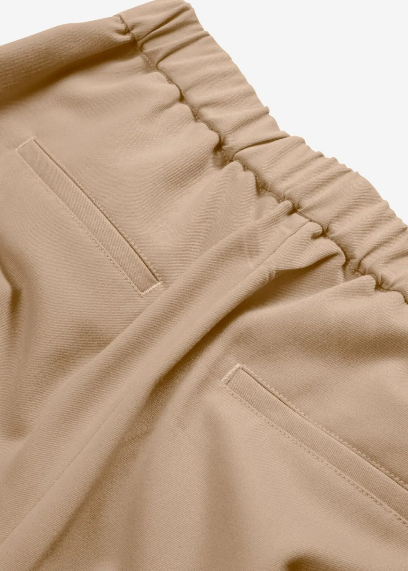 Pantalón con pinzas y cinturilla cómoda