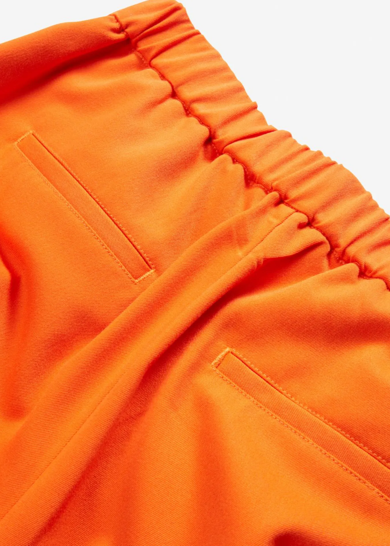 Pantalón con pinzas y cinturilla cómoda