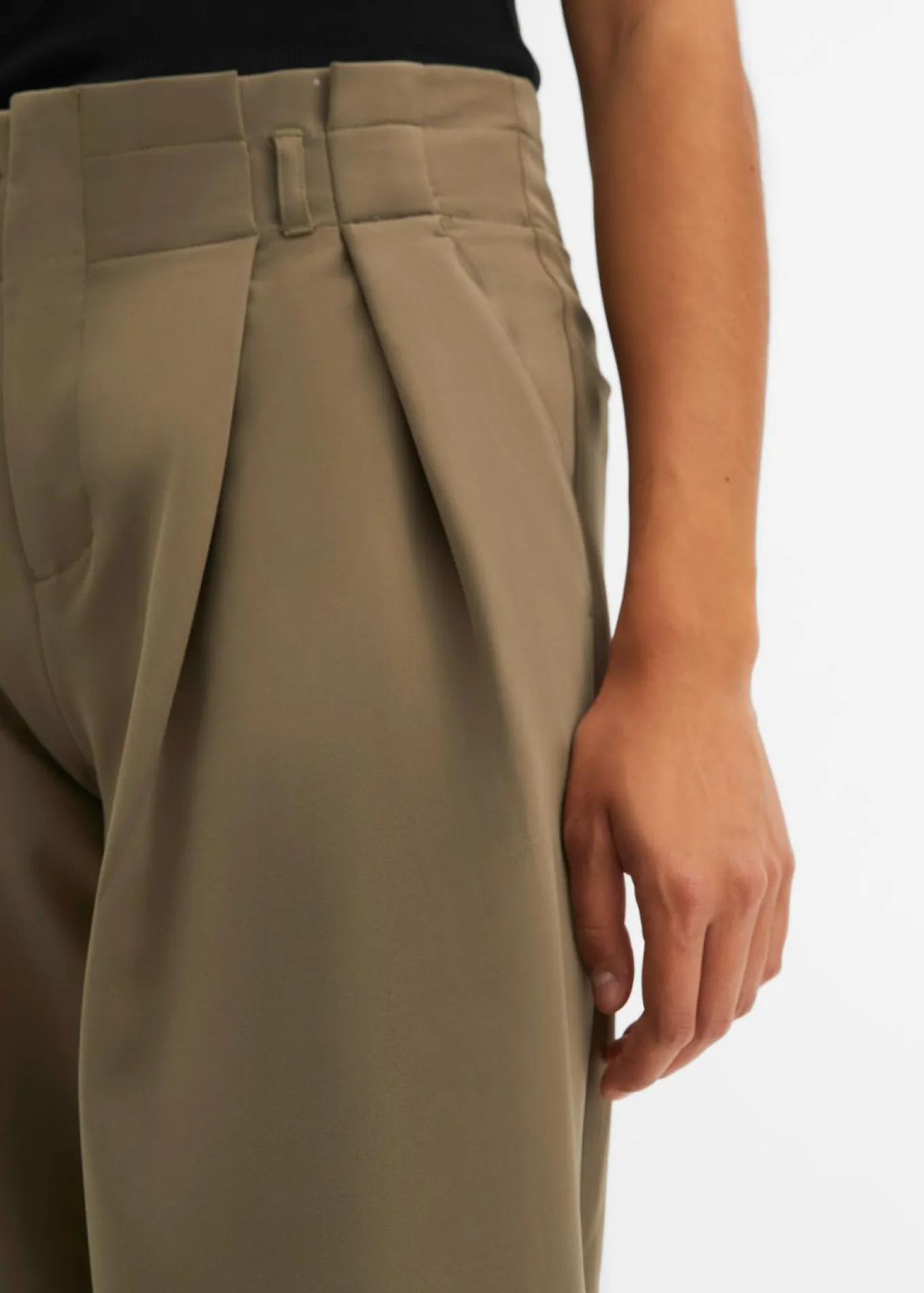 Pantalón con pinzas y cinturilla cómoda