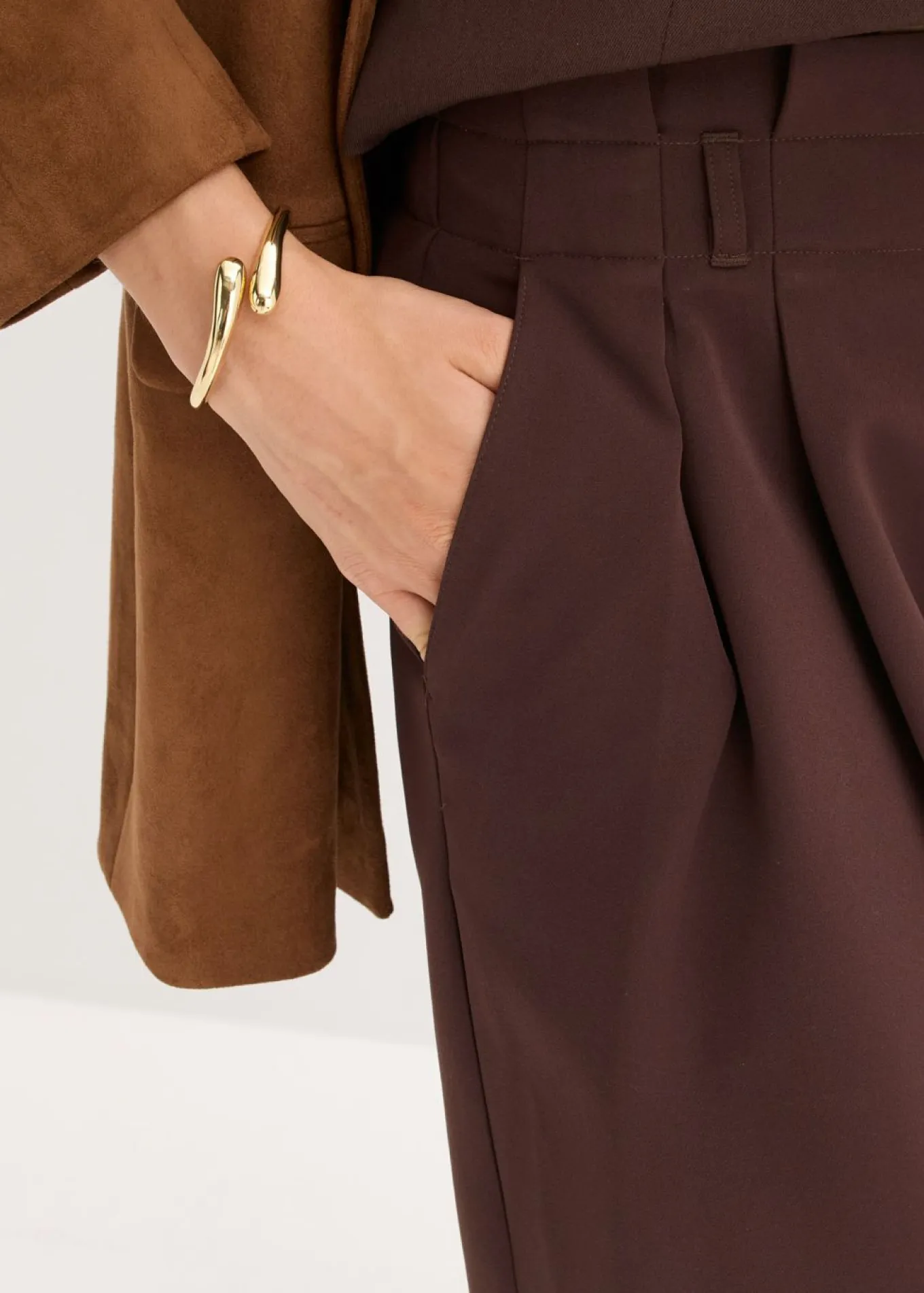 Pantalón con pinzas y cinturilla cómoda