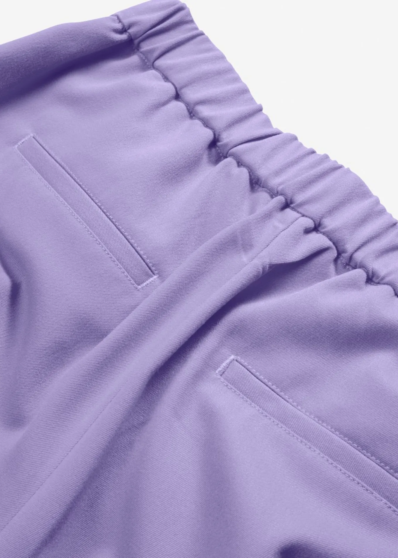 Pantalón con pinzas y cinturilla cómoda