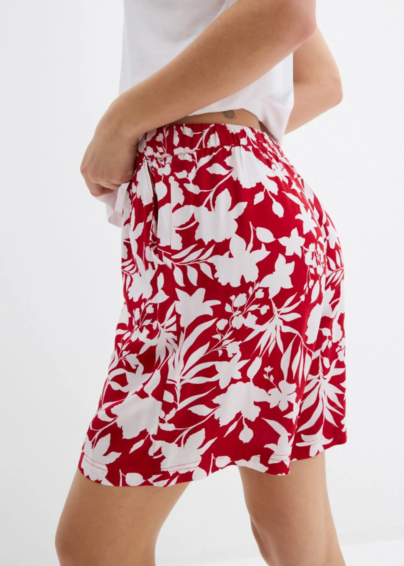 Pantalón corto ancho de viscosa con cómoda cinturilla alta