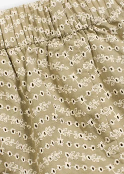 Pantalón corto con bordado calado