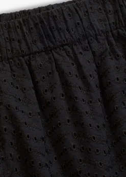 Pantalón corto con bordado calado