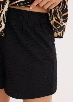 Pantalón corto con bordado calado